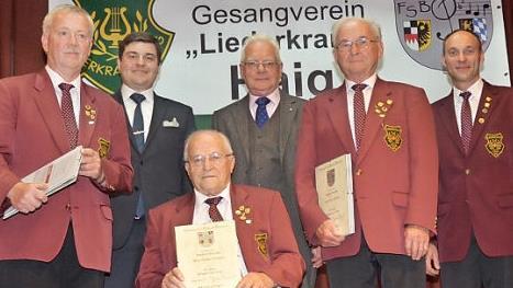 Ehrungen und Auszeichnungen durch DCV und FSB. Von links im Bild sind (stehend) Thomas Detsch, Jens-Uwe Peter (Vorsitzender Sängerkreis Coburg-Kronach-Lichtenfels), Peter Jacobi (FSB-Ehrenpräsident), Walter Schmidt, Markus Endes (Vorsitzender GV Haig) und (vorne, sitzend) Helmut Altmann.