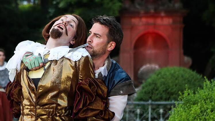 Shakespeare (Frederik Leberle) in Love und heftigen Kämpfen im Coburger Hofgarten. Henning Rosenbusch