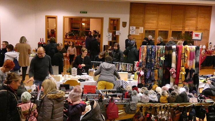 Den ganzen Tag &uuml;ber war der Weihnachtsmarkt im Rentweinsdorfer Marktsaal gut besucht.