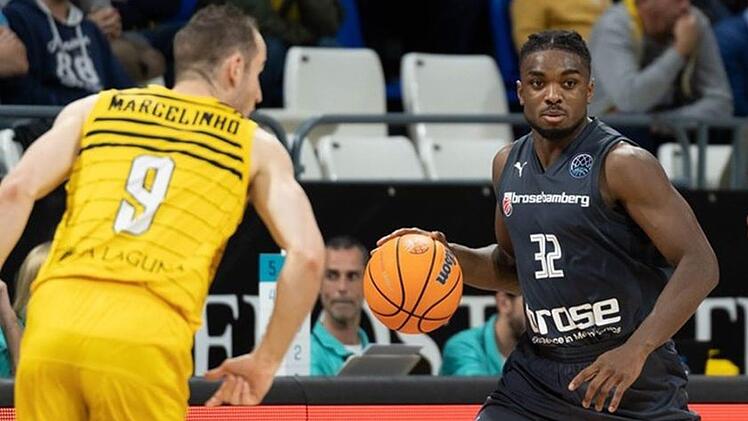 Retin Obasohan (rechts), hier gegen Marcelinho Huertas, konnte dem Bamberger Spiel selten seinen Stempel aufdrücken. Foto: championsleague.basketball