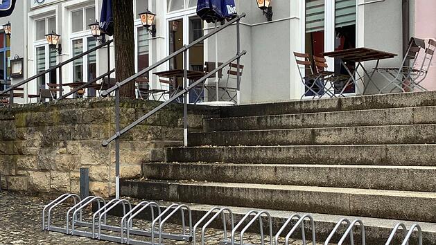 Zehn Stellpl&auml;tze f&uuml;r Fahrr&auml;der sind nun auf dem Bad Br&uuml;ckenauer Marktplatz zu finden. Foto: Ruhit Mahmudi