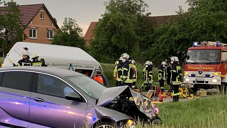 Auto kollidiert mit Kleintransporter