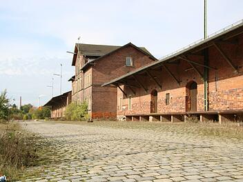 Der Campus-Bau auf dem Güterbahnhofsareal - hier aufgenommen vom Parkdeck des "Fritz"-Einkaufszentrums aus - rückt näher.