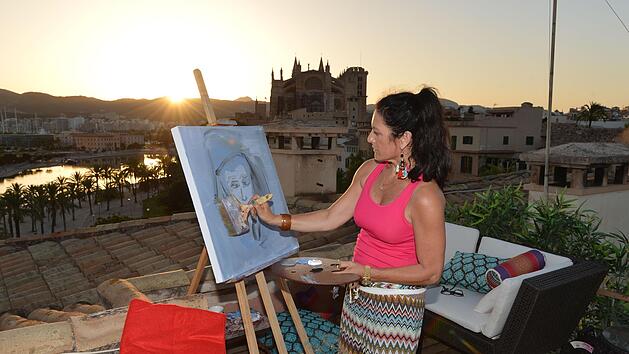 Autorin, Theater- und Filmschauspielerin  Christine Neubauer auf dem Dach ihres Hauses auf Mallorca - hier geht sie ihrer Leidenschaft, dem Malen, nach. Foto: Jose Campos