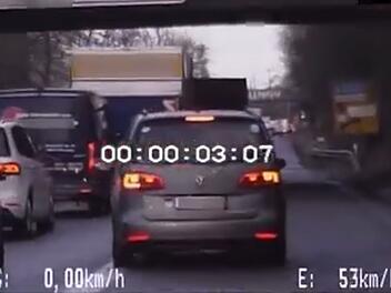 Nürnberg: Polizei-Video zeigt dreiste Verkehrssünde - Rettungswagen umsonst alarmiert