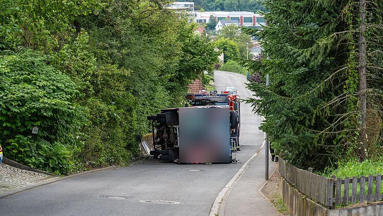 Eltmann: Betrunkener (42) rollt mit Wohnmobil Berg hinab und kracht in Mauer
