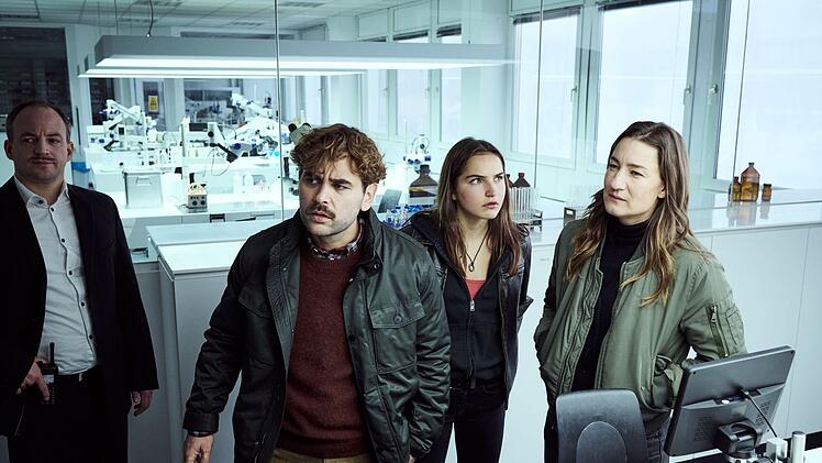 Franz Hertel (Alexander Gaida, zweiter von links), Tessa Stingl (Clara Vogt, zweite von rechts) und Frederike Bader (Marie Leuenberger) machen sich Sorgen um Mia.