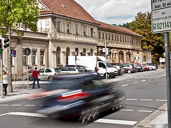 Ein Parkhaus an der Stelle der ehemaligen Expressguthalle soll den Coburger Bahnhof attraktiver machen. Schließlich wird dort 2017 der ICE halten. Potenzielle Fahrgäste, die man hier zum Einsteigen bewegen will, benötigen aber Abstellmöglichkeiten für ihre Autos. Foto: Jochen Berger