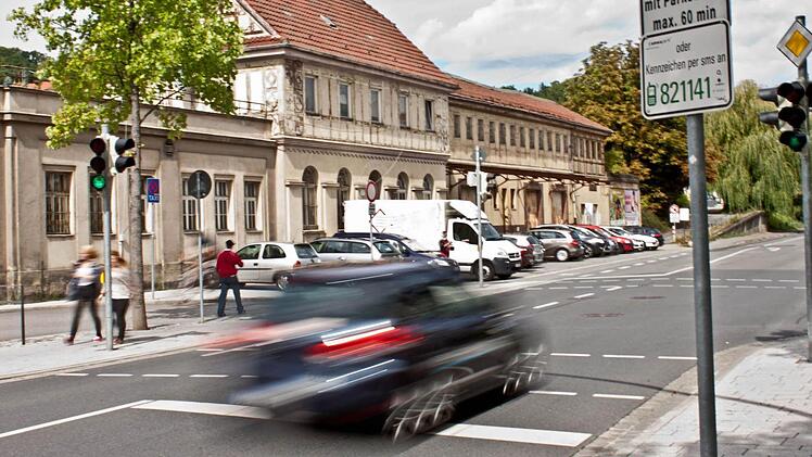Ein Parkhaus an der Stelle der ehemaligen Expressguthalle soll den Coburger Bahnhof attraktiver machen. Schließlich wird dort 2017 der ICE halten. Potenzielle Fahrgäste, die man hier zum Einsteigen bewegen will, benötigen aber Abstellmöglichkeiten für ihre Autos. Foto: Jochen Berger