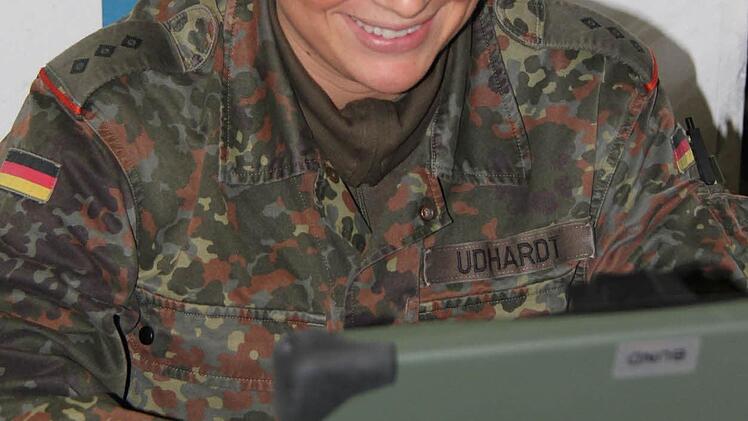 "Frau Hauptmann" Conny Udhardt aus Hannover leistet Pressearbeit.