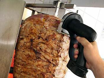 Darüber, dass im Döner-Spieß nichts drin ist, was nicht rein darf, wachen die Lebensmittelkontrolleure. Bei Verstößen muss sich der Imbissbetreiber vor Gericht verantworten.  Foto: Andreas Gebert/dpa