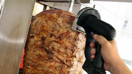 Darüber, dass im Döner-Spieß nichts drin ist, was nicht rein darf, wachen die Lebensmittelkontrolleure. Bei Verstößen muss sich der Imbissbetreiber vor Gericht verantworten.  Foto: Andreas Gebert/dpa