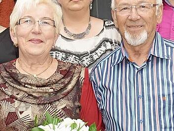 Monika und Rainer Kochel sind seit 50 Jahren ein Ehepaar. Im Hintergrund Tochter Beate Müller Foto: Karl-Heinz Hofmann