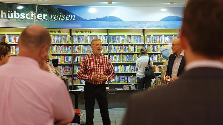 Michael Genniges gab im Buchhaus Hübscher Auskunft (rechts im Bild Matthias Kremer vom IHG Bamberg). Foto: Matthias Hoch