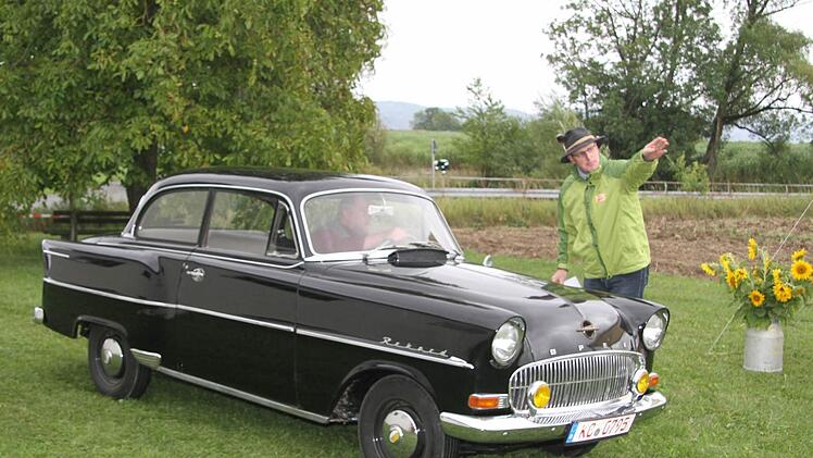 Bernd Korb aus Kronach kam mit einem stolzen Opel Olympia Rekord, Baujahr 1957. "Das Auto hat noch seinen ersten Motor - alles ist original", erklärt Korb. Foto: Sonja Adam