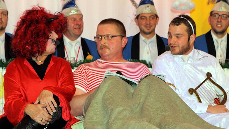 Wie es nach vielen Jahren Ehe im Schlafzimmer zugeht zeigten Peter Heinlein (Mitte) mit Engel Thomas Leitz und Teufel Elisabeth Eibl. Foto: Michael Wunder
