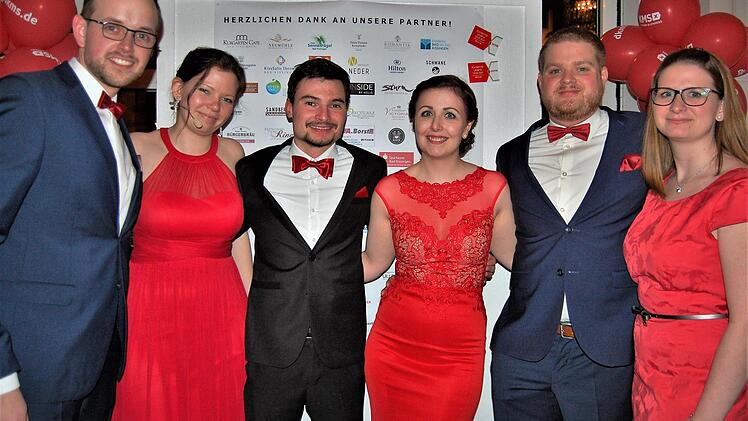 Die künftigen Hotelbetriebswirte (von links) Markus Spath, Susanne Drung, Alexander Pavlin, Stephanie Schmitt, Ulrich Konrad und Teresa Borst organisierten die Benefizgala zugunsten der DKMS. Foto: Sigismund von Dobschütz