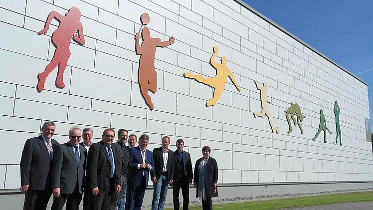 Vor der neu gestalteten Fassade: Auch Mitglieder des Bau- und Kreisausschusses nahmen an der Einweihungsfeier teil.