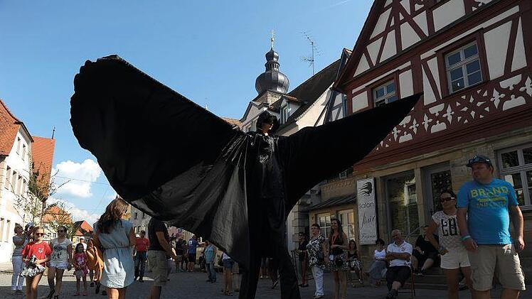 Die französischen Stelzenläufer Lous Esquirous beleben die Straßen. Foto: ZirkArtFestival