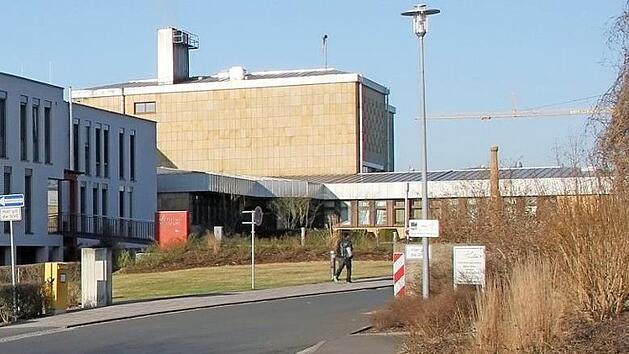 Das Ha&szlig;furter Krankenhaus (rechts der Eingangsbereich), in dem sich die Attacke des psychisch kranken Angeklagten auf einen Arzt und zwei Polizisten abgespielt hatte Foto: Klaus Schmitt