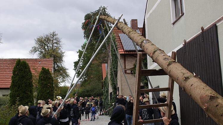 Die Kerwasburschen in Lonnerstadt stellen den Baum auf. Viele neue Gesichter waren in diesem Jahr dabei.