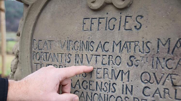 Der Beleg: "in utero", also in der Gebärmutter oder im Schoß, steht auf dem Sockel der Hammelburger Marienfigur. Foto: Ralf Ruppert