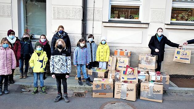 Pakete im Wert von 700 Euro wurden von der Pestalozzischule auf die Reise in die S&uuml;d-Karpaten geschickt. Im Hintergrund (von links) Rektorin Sandra Stenglein, Angelika Sachs und Elternbeiratsvorsitzender Florian Schneider