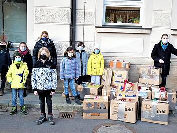 Pakete im Wert von 700 Euro wurden von der Pestalozzischule auf die Reise in die Süd-Karpaten geschickt. Im Hintergrund (von links) Rektorin Sandra Stenglein, Angelika Sachs und Elternbeiratsvorsitzender Florian Schneider