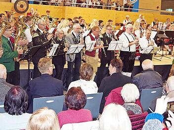Bei der gemeinsam angestimmten Landkreis-Hymne „Crana Musica“ wurde es eng auf der Bühne.