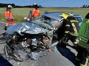 Heßdorf: Lkw stößt frontal mit Auto zusammen - Person eingeklemmt