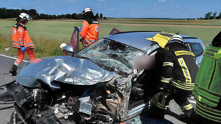 Heßdorf: Lkw stößt frontal mit Auto zusammen - Person eingeklemmt