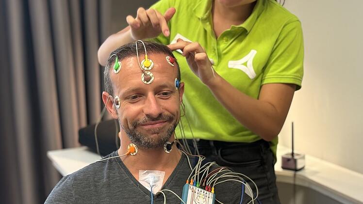 Waldemar wird verkabelt. Im Schlaflabor sucht er nach der Ursache seiner Schlafst&ouml;rung. Der Arzt findet 26-mal Atemstillstand (Apnoe) pro Stunde.