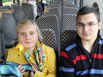Langeweile sind sie gewohnt: Lara und Felix fahren täglich aus Fatschenbrunn und Fabrikschleichach zum Haßfurter Gymnasium.   Fotos: V. Schneider