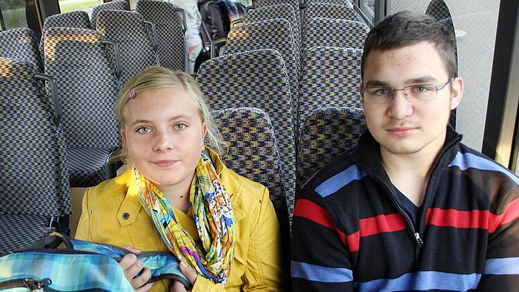 Langeweile sind sie gewohnt: Lara und Felix fahren täglich aus Fatschenbrunn und Fabrikschleichach zum Haßfurter Gymnasium.   Fotos: V. Schneider
