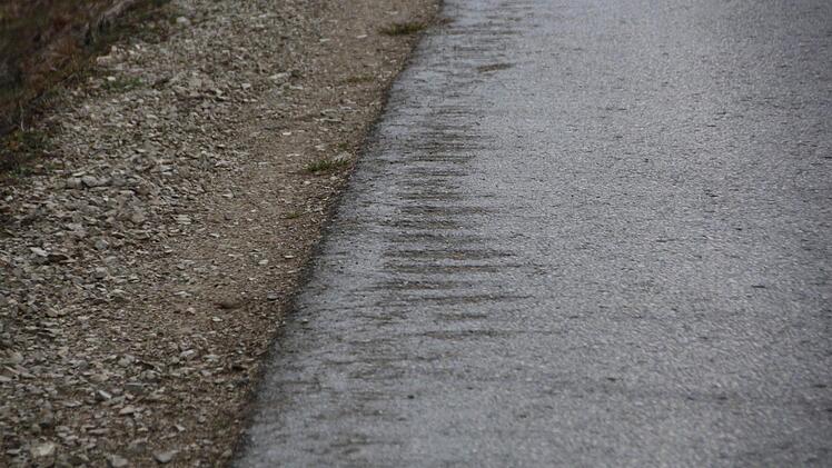 Diese Schäden kommen von den Kettenfahrzeugen. Foto: Josef Hofbuaer