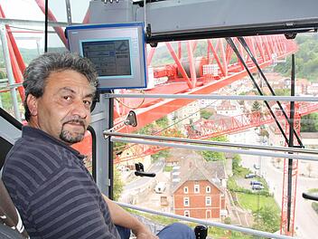 In 36 Metern Höhe hat Kranführer Sandu Vergil die beste Aussicht über die Baustelle für das neue Seniorenzentrum Haus Waldenfels. Seine Anweisung erhält der Rumäne per Funk von einem Dolmetscher unten. Foto: Ruppert