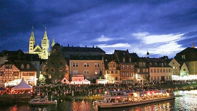 Die Bamberger Sandkerwa ist einzigartig, was Stimmung, Tradition und Flair betrifft. Hier wird im Herzen des Weltkulturerbes f&uuml;nf Tage lang friedlich gefeiert.  Foto:RiegerPress