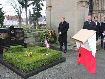 Der erneuerte Gedenkstein soll an das Schicksal der Kronacher Juden erinnern.  Foto: Veronika Schadeck
