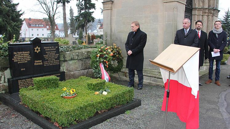 Der erneuerte Gedenkstein soll an das Schicksal der Kronacher Juden erinnern.  Foto: Veronika Schadeck
