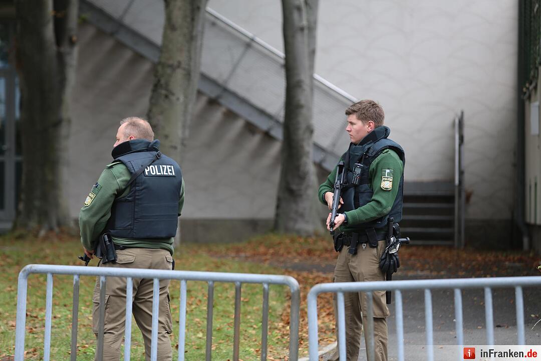 15-Jaehriger Schüler drohte Gewaltverbrechen an - Grosseinsatz der Polizei in Selb - Schule stundenlang abgeriegelt