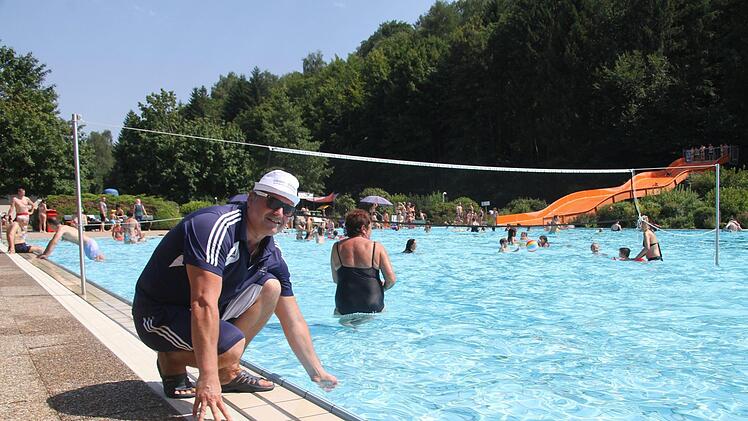 Das große Los bei der Job-Wahl hat Sergej Maier (42) gezogen. Denn er ist Bademeister im Freibad Kulmbach. "In der Pause habe ich ein paar Runden geschwommen. Das hat mich wieder fit gemacht", sagt Maier und freut sich schon auf den Feierabend.  Foto: Sonny Adam