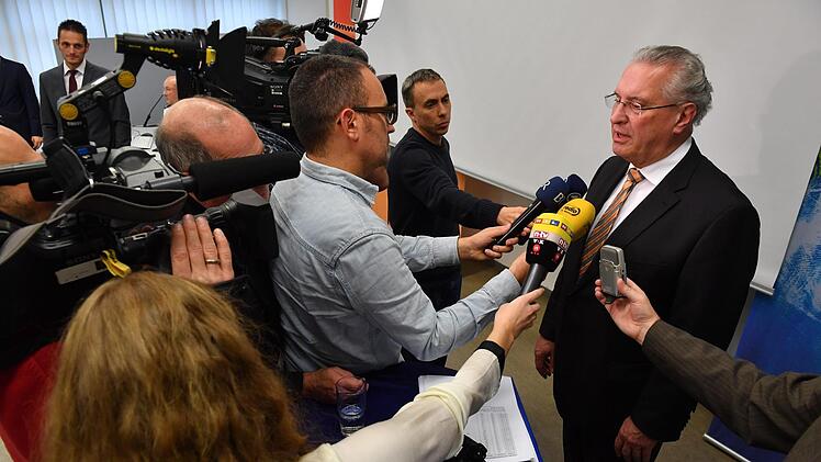 Mit Konzepteinsätzen will Innenminister Herrmann Kriminalität in Bamberg bekämpfen, das machte er bei der Pressekonferenz in Bamberg deutlich. Foto: Ronald Rinklef
