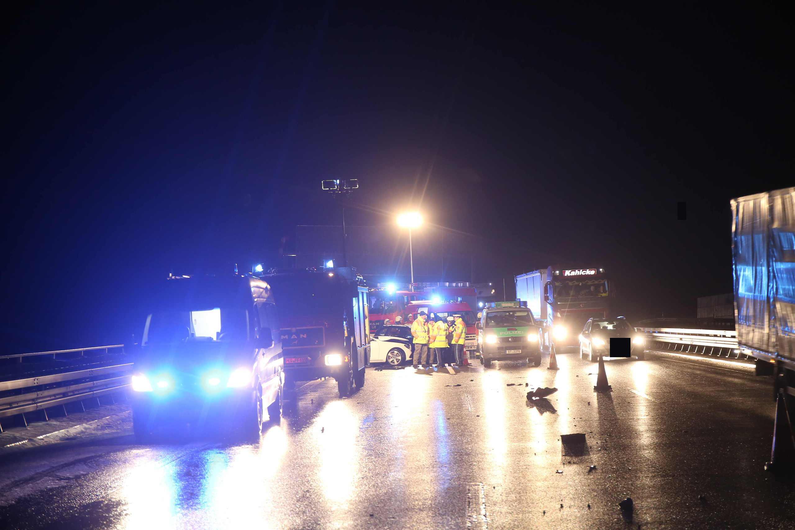 Bilder von Unfallserie auf der A9 Mann stürzt von Brücke in den Tod
