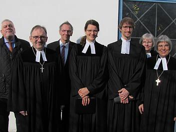 Die Bayreuther Regionalbischöfin Dorothea Greiner hat am Palmsonntag das junge Theologen-Ehepaar Veit und Simone Röger ordiniert. Unser Bild zeigt von links: Oberbürgermeister Norbert Tessmer, Dekan AndreasKleefeld, Bürgermeister Thomas Nowak, Pfarrerin Simone Röger, PfarrerVeit Röger, Pfarrerin Gabriele Munzert, derzeit noch Pfarrverweserin inder Johanneskirchengemeinde, und Bischöfin Dorothea Greiner. Foto:Martin Koch
