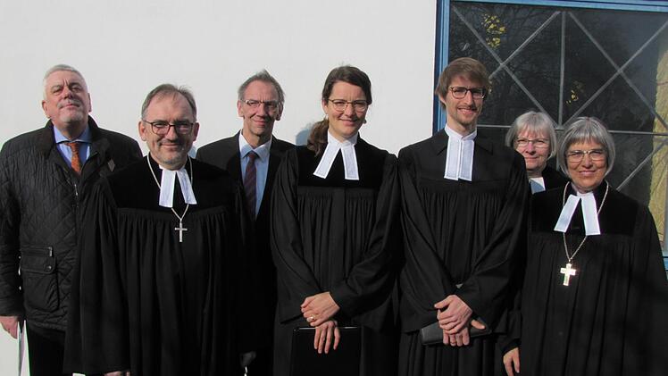 Die Bayreuther Regionalbischöfin Dorothea Greiner hat am Palmsonntag das junge Theologen-Ehepaar Veit und Simone Röger ordiniert. Unser Bild zeigt von links: Oberbürgermeister Norbert Tessmer, Dekan AndreasKleefeld, Bürgermeister Thomas Nowak, Pfarrerin Simone Röger, PfarrerVeit Röger, Pfarrerin Gabriele Munzert, derzeit noch Pfarrverweserin inder Johanneskirchengemeinde, und Bischöfin Dorothea Greiner. Foto:Martin Koch