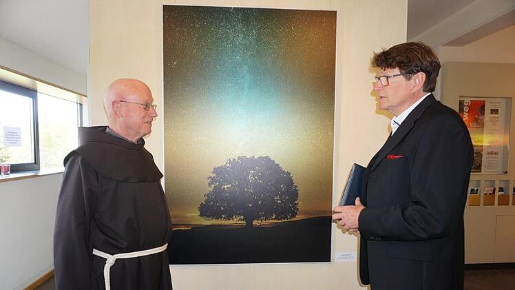 Bäume sind beliebte Motive des Hobbyfotografen Falk Ziebarth. Das Bild zeigt ihn mit Pater Georg Andlinger im Gespräch über seine Aufnahmen. Fotos: Marion Eckert