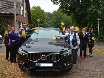 Die Aktion "Gelbe Karte für Gehsteigparker" hat viele Unterstützer. Aber natürlich bekommt jeder Verkehrssünder nur eine Karte. Foto: Rainer Lutz