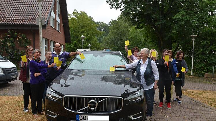 Die Aktion "Gelbe Karte für Gehsteigparker" hat viele Unterstützer. Aber natürlich bekommt jeder Verkehrssünder nur eine Karte. Foto: Rainer Lutz