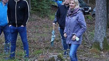 Zweite Bürgermeisterin Heidi Müller-Gärtner vor zwei Stöcken, auf denen in der Abteilung "Rotholz" einmal stattliche Fichten standen.  Foto: Helmut Will