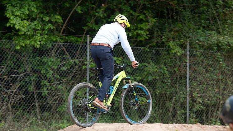 Der 2. Bürgermeister schwingt sich selbst aufs Rad. Foto: Stephanie Kunder